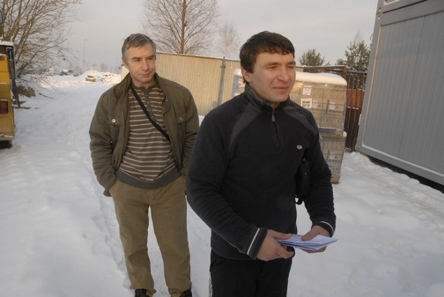 Uśmiech nie opuszczal twarzy trzech Ukrainców, którzy otrzymali pieniądze za prace na budowie slupskiego szpitala.