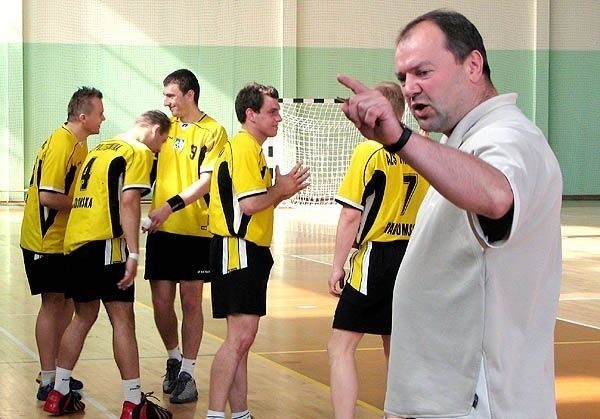 Aleksander Malinowski (pierwszy z prawej) pozostanie trenerem piłkarzy ręcznych AZS Politechnika Radomska