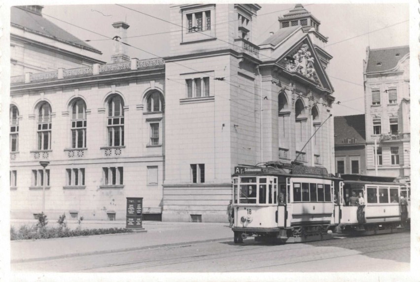 Teatr Miejski w Bydgoszczy w latach wojny w obiektywie Leona Schmidta