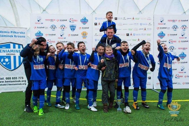 Młodzi piłkarze z Krosna szaleli z radości po turnieju.