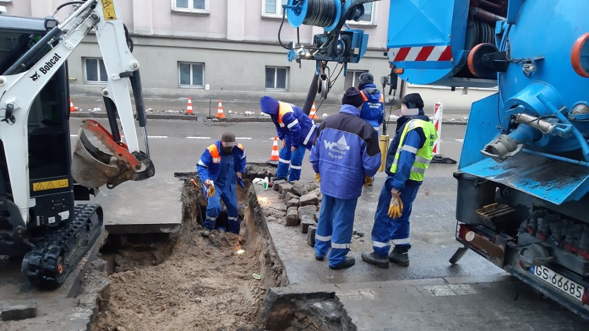 Awaria wodociągu na ul. Armii Krajowej. Kilka domów ma...