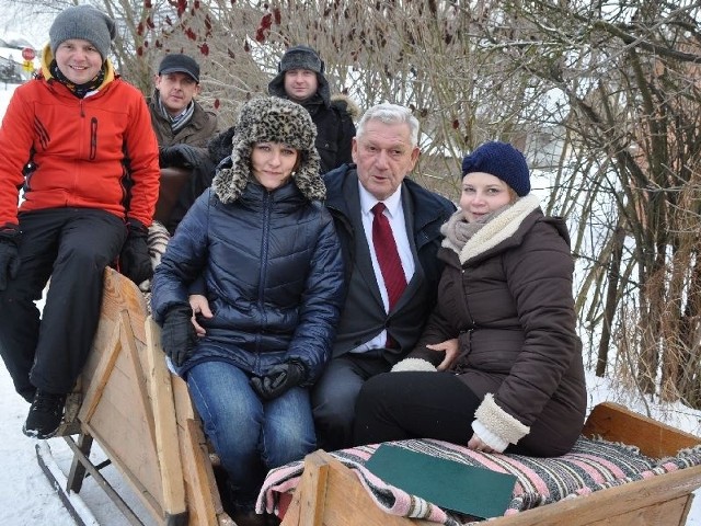 Uczestnicy kuligu ogrzewali się przy ognisku.