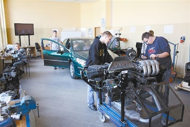 Uczniowie będą także mieli okazję wyjeżdżać na zajęcia do centrum szkoleniowego Peugeota. (fot. Piotr Mazurczak)