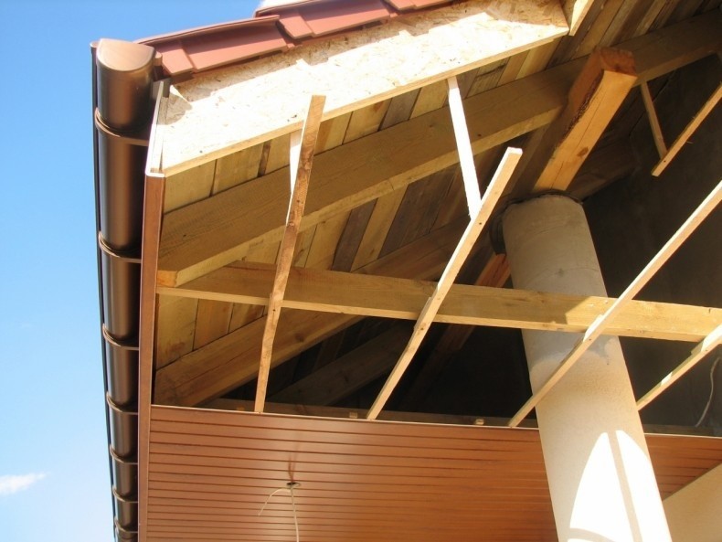 Sposób montażu podbitki dachowej zależy m.in. od materiału,...