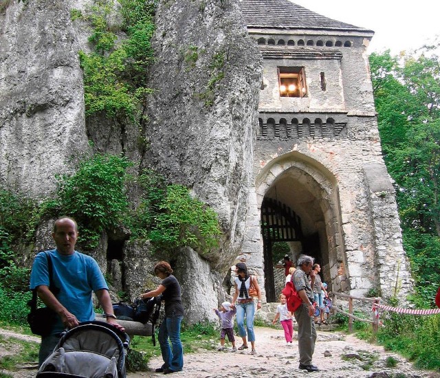 Brama wjazdowa prowadząca do ruin zamku w Ojcowie