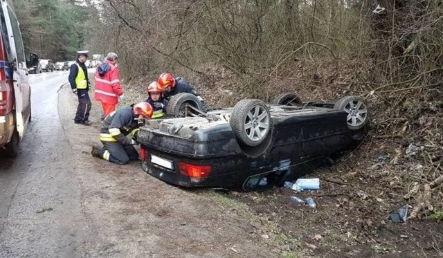 Bezpieczeństwo w ruchu drogowym. W 2017 roku na terenie gmin powiatu zaistniało 319 wypadków drogowych, to o 75 mniej niż w roku 2016. Kolizji drogowych było 2026. To o 254 więcej niż w 2016 roku. - Główną przyczyną zdarzeń była nadmierna prędkość jak i wymuszanie pierwszeństwa - mówi Marcin Chatys, zastępca Komendanta Miejskiego Policji w Kielcach. Przejdź do następnego slajdu, by dowiedzieć się więcej.