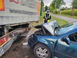 Dębnica Kaszubska. Pijany 62-letni kierowca volkswagena wbił się w przyczepę (ZDJĘCIA) 