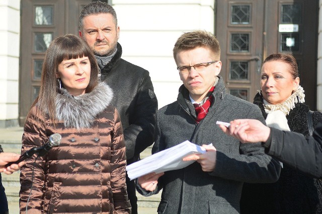 Działacze radomskiej Nowoczesnej przed złożeniem petycji w sprawie oczyszczaczy powietrza w każdym przedszkolu.