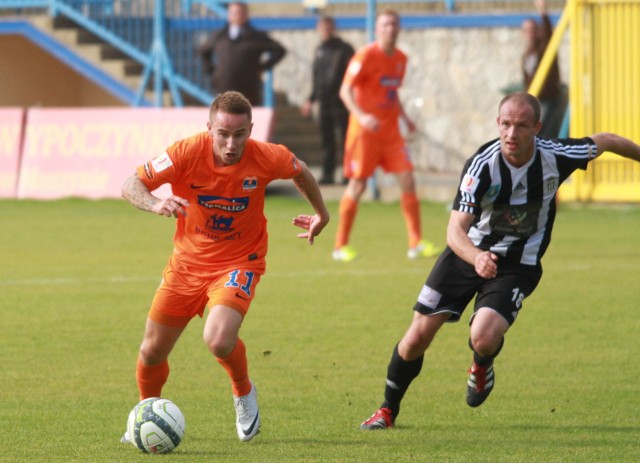 Damian Piotrowski (przy piłce) w zespole z Niecieczy grał przez dwa lata, w sezonach 2012/13 i 2013/14