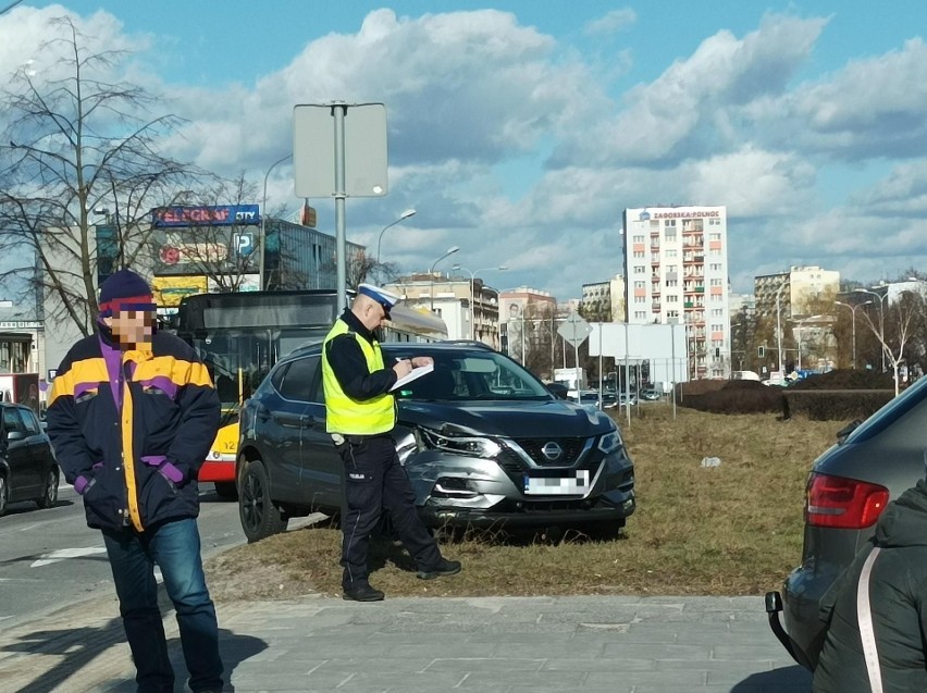 Zderzenie przed skrzyżowaniem na ulicy Tarnowskiej w Kielcach. Nissan wjechał w tył audi. Są zdjęcia