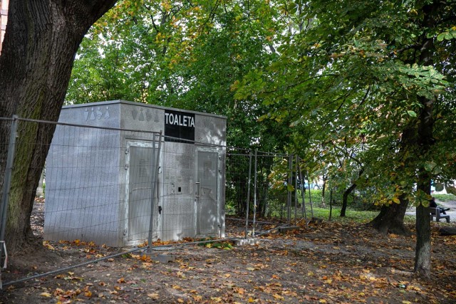 Ogólnopolska sława toalety ustawionej przy ul. Legionowej zaczęła się w październiku 2022 roku. Szalet ustawiony jest w strefie ochrony  konserwatorskiej. To dziś nie został odebrany