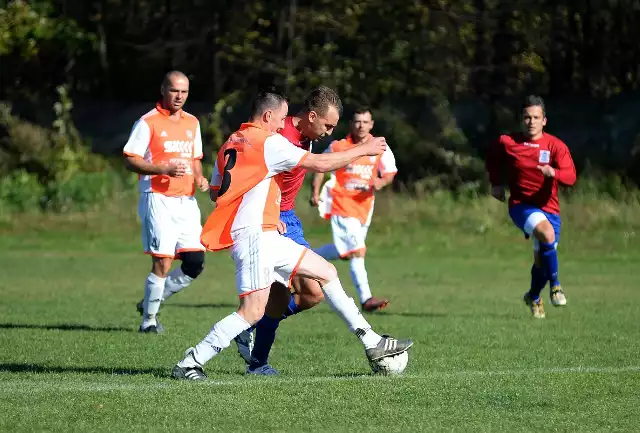 Wisłoka Niegłowice pokonała w derbowym meczu Dębowczankę Dębowiec 3:0. Dwie bramki dla gospodarzy zdobył Musiał, a jedną dołożył Pisiak. Wszystkie bramki padły po przerwie.