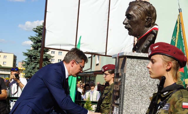 Odsłonięcia pomnika Wincentego Witosa, podczas wojewódzkich obchodów Święta Ludowego w Kazimierzy Wielkiej, dokonał marszałek Adam Jarubas.