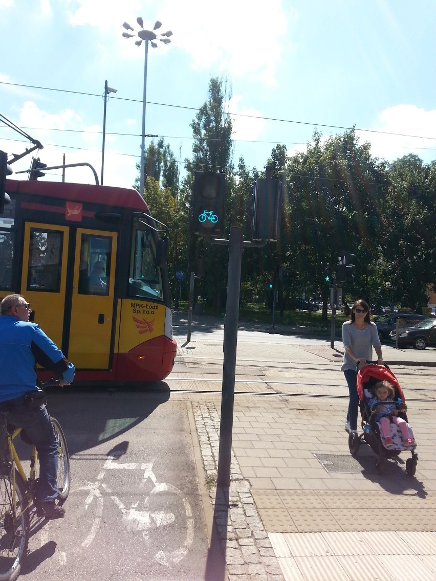 Na przejeździe - dla rowerzystów - zielone, ale pojazd MPK,...