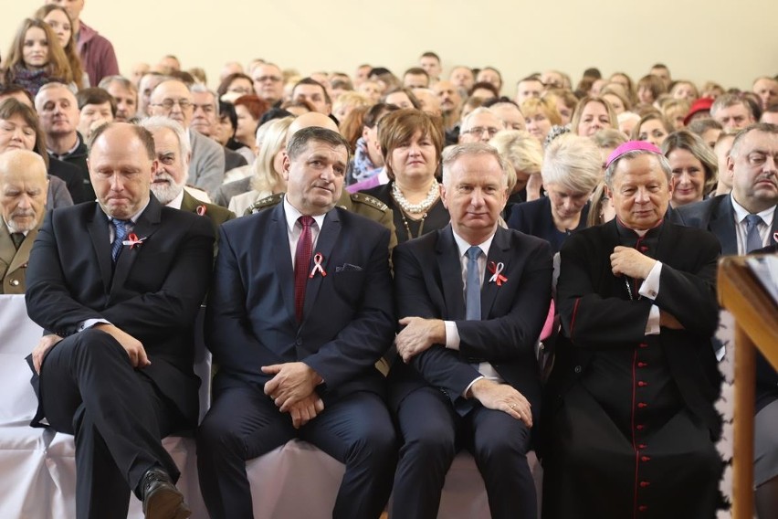 W obecności władz oświatowych, szkoły i starostwa, kadeci I...