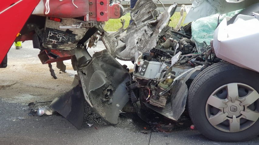 Śmiertelny wypadek na autostradzie A4 w powiecie strzeleckim. Bus wbił się pod ciężarówkę. Nie żyje jedna osoba