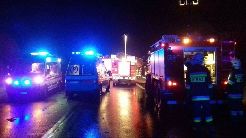 Wypadek na DK78 w Porębie. Zderzyły się dwa tiry. Jeden przewoził butelki po piwie