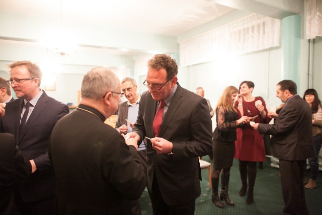 Życzenia noworoczne wymieniają i dzielą się opłatkiem biskup opolski Andrzej Czaja i rektor Politechniki Opolskiej, prof. Marek Tukiendorf. Politechnika planuje otworzyć nowe kierunki studiów - lotnictwo i wzornictwo przemysłowe. Chce też przyjąć studentów z Indii.