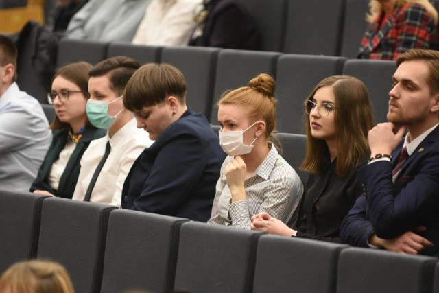 Podczas gdy inne placówki w kraju ogłaszają, że w tym roku akademickim studenci nie wrócą już na uczelnię, UMK informuje o tym, że egzaminy odbędą się w formie tradycyjnej. - Czy na toruńskim uniwersytecie panują podwójne standardy dotyczące reżimu sanitarnego w dobie pandemii wirusa? – pyta zaniepokojony student. Tekst: Sara WatrakCZYTAJ DALEJ >>>>>ZOBACZ TAKŻE:Nowe lokale na toruńskiej starówce. Co i gdzie się otworzy?Zmiany w prawie pracy: czy pracodawca może odmówić udzielenia urlopu w czasie koronawirusa? Wszystko o zmienionych obowiązkach pracownika