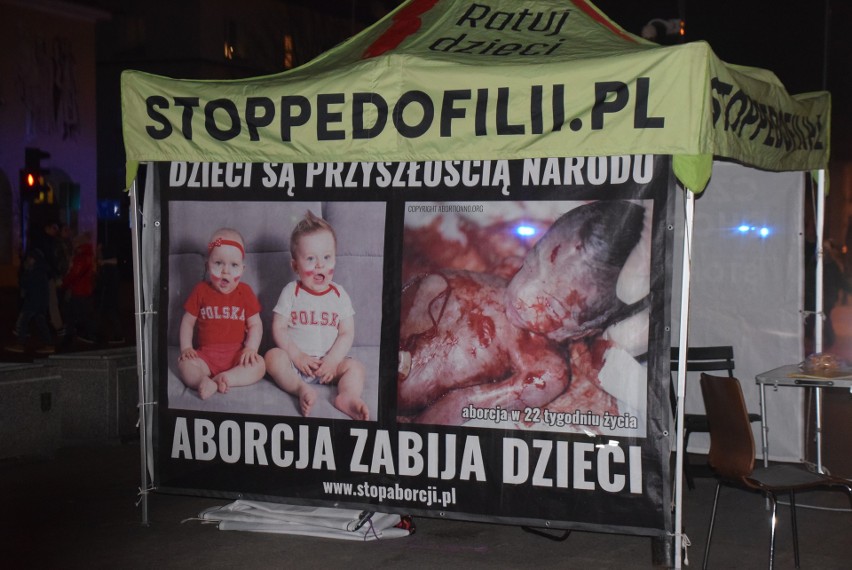 Namiot "Stop pedofilii" na spotkaniu z Mikołajem w Białymstoku. Hasła przeciwników aborcji przeplatały się z kolędami (ZDJĘCIA)