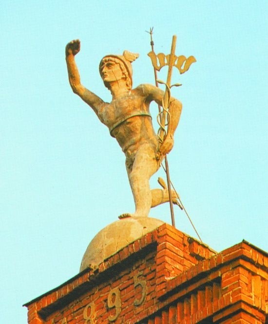 Jak głosi legenda, rzeźba Merkurego, wieńcząca budynek...