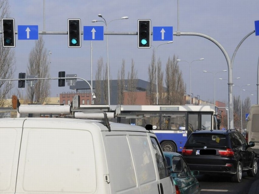 W ledwie kilka minut nasz fotoreporter "ustrzelił" karetkę pogotowia, potem autobus MZK, a na sam koniec... policyjny radiowóz [zdjęcia]