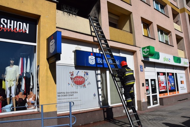 Kłęby dymu i trzask pękających szyb postawił na nogi mieszkańców bloku przy ulicy Wyszyńskiego w Szczecinku. Paliło się mieszkanie na pierwszym piętrze.Dramatyczne sceny rozegrały się w bloku w centrum Szczecinka - naprzeciwko Netto. We wtorek nad ranem z balkonu mieszkania na pierwszym piętrze zaczęły się wydobywać kłęby dymu. Ogień był tak duży, że pękały szyby w oknach. Wewnątrz przebywały trzy osoby, nikomu nic się nie stało, strażacy szybko opanowali sytuację, ale straty są poważne. Lokal nie nadaje się do zamieszkania, ucierpieli także sąsiedzi. Sąsiedzi mówią, że do takiego zdarzenia musiało dojść, bo lokatorzy z dołu od dawna stwarzali problemy. 