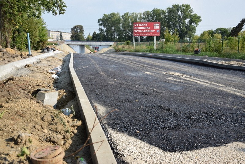 Tarnów. Pod wiaduktem na Warsztatowej wylano asfalt. Kiedy otworzą drogę? [ZDJĘCIA]