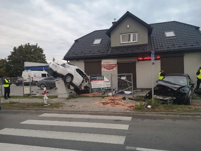 W czasie wypadku na skrzyżowaniu Zwoleńskiej i Wspólnej siła uderzenia była tak duża, że peugeot zatrzymał się pionowo na ogrodzeniu pobliskiego sklepu.