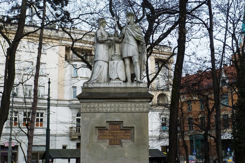 Pomnik królowej Jadwigi i króla Jagiełły – Powstał w 1886....