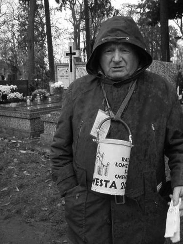 Wielu łomżyniaków pamięta Wiktora Jerzego Grochowskiego właśnie z kwestarską puszką na zabytkowym cmentarzu