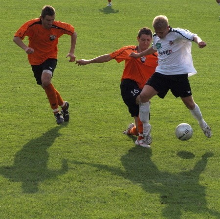 Gra toczyła się wczoraj głównie w środku pola. Michał Bała i Karol Bednarczyk próbują zabrać piłkę Tomaszowi Krogulewskiemu.