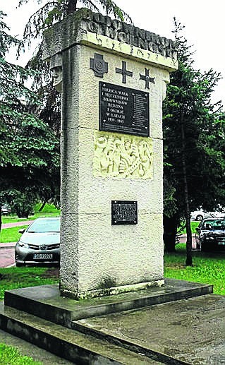 Pomnik stanął przed byłą siedzibą PZPR w 1962 roku