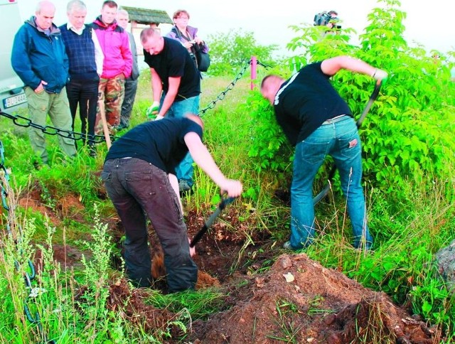 W poszukiwaniach grobu uczestniczyli Adam Sikorski (po lewej) i prof. Adam Dobroński (drugi z lewej)
