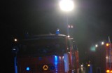 Czarna Białostocka. Straż pożarna trzy godziny wyciągała ciężarówkę z rowu