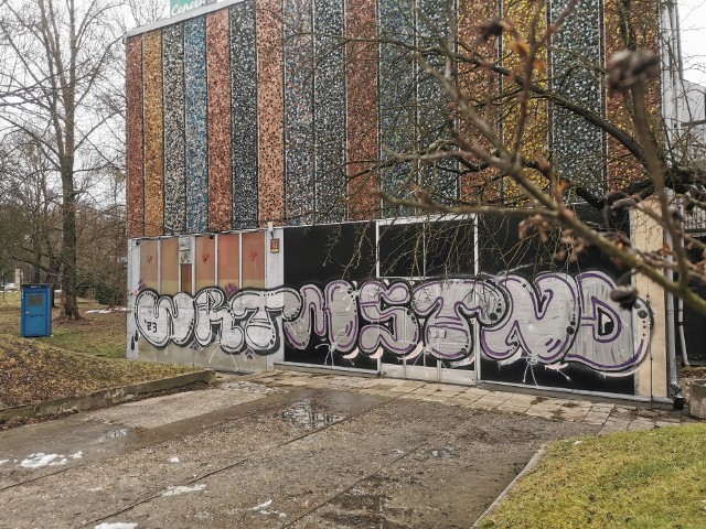 Ktoś zdewastował ścianę Miejskiej Galerii Sztuki w Częstochowie. Policja szuka autora "malowidła"