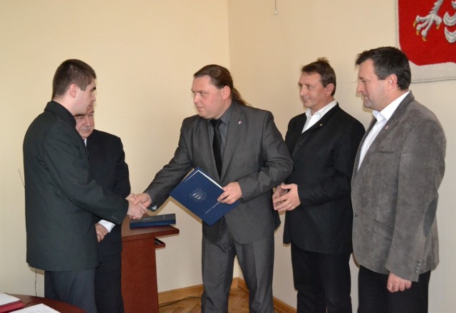 Stypendyści odebrali listy gratulacyjne podczas czwartkowego spotkania w siedzibie starostwa w Tarnobrzegu. Młodzieży gratulował między innymi Krzysztof Pitra, tarnobrzeski starosta. (trzeci od prawej)