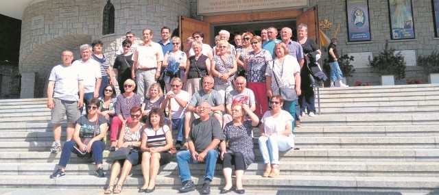 Nasi turyści, pod batutą sołtysa i radnego Tadeusza Woźniaka (pierwszy z lewej), odwiedzili także Sanktuarium Matki Bożej Fatimskiej na Krzeptówkach w Zakopanem.