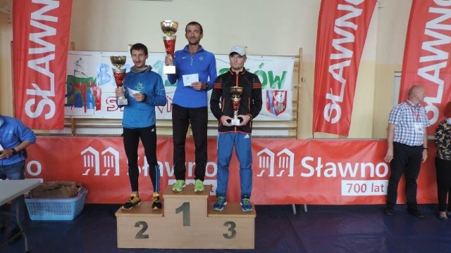 Utytułowany Ukrainiec Siergiej Okseniuk(w środku) najpierw w Sławnie wygrał całe zawody, a dzień później w Jarosławcu (Bieg po plaży) zajął miejsce tuż za podium
