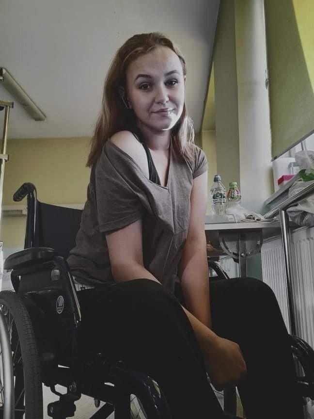 „Nawet na wózku mogę robić wszystko, tylko trochę wolniej”. 19-latka zbiera na rehabilitację złamanego kręgosłupa. Potrzeba jeszcze 150 tys.