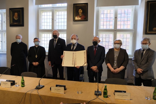 W poniedziałek, 14 lutego, w Ratuszu Staromiejskim w Toruniu podpisano deklarację sprzeciwiającą się przekazaniu na rzecz Węgier XV-wiecznego kodeksu, który obecnie znajduje się w zbiorach Książnicy Kopernikańskiej. Swoje poparcie w tej sprawie może wyrazić każdy, podpisując deklarację online.