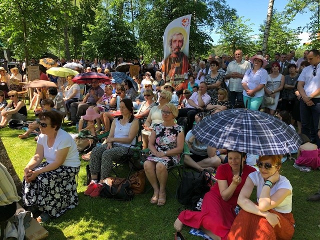 W sanktuarium maryjnym w Studzienicznej odbyły się w niedzielę uroczystości odpustowe zesłania Ducha Świętego. To również rocznica 20-lecia pobytu Jana Pawła II w tym miejscu. Papież przybył wówczas do Matki Bożej Studzienicznej, by modlić się i odpocząć. Upamiętnieniem Jego obecności są Szlaki Papieskie: „Tajemnice Światła”, „Tajemnice Zawierzenia” i „Apostołów Miłosierdzia”.