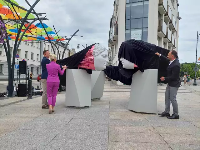 Odsłonięcia rzeźby dokonywali artysta Michał Jackowski, fundatorka Joanna Szymańska-Kok i zastępca prezydenta Białegostoku - Rafał Rudnicki