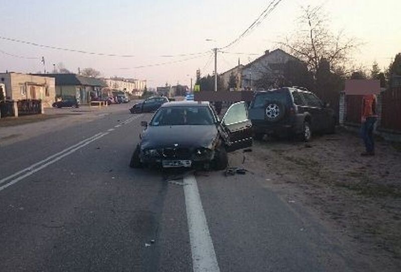 Po zderzeniu się pojazdów bmw uderzyło jeszcze w...