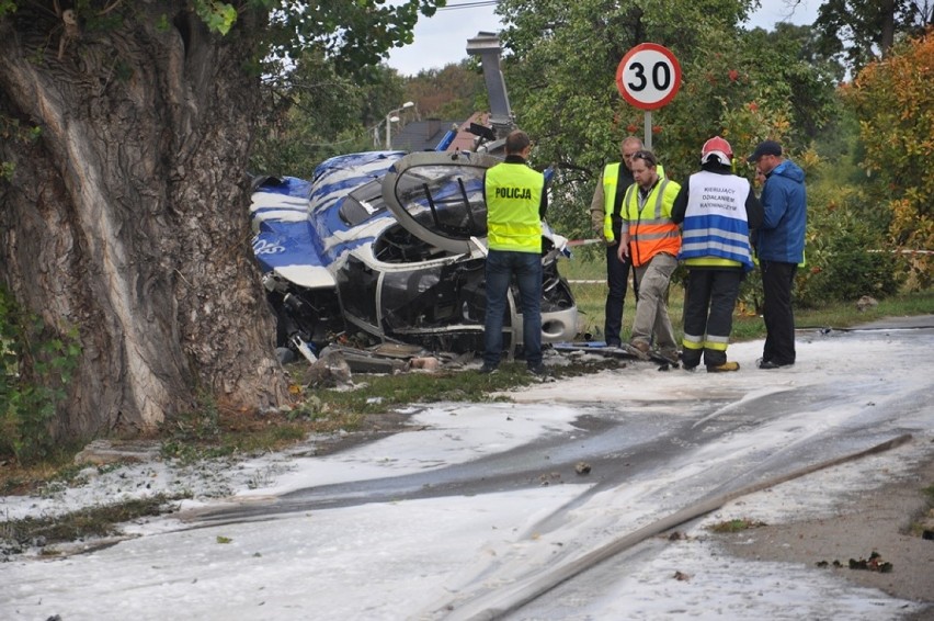 Katastrofa śmigłowca pod Świdnicą. Pilot i pasażer w szpitalu