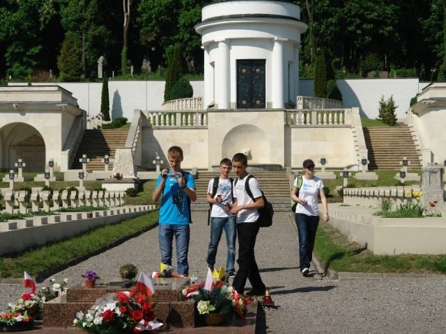 Uczniowie z Krasocina na cmentarzu Orląt Lwowskich we Lwowie.