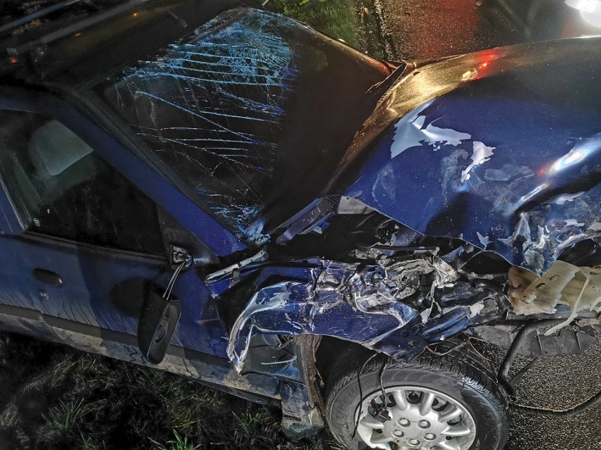 Wypadek we Fredropolu koło Przemyśla. Kierujący fordem uderzył w ciągnik rolniczy [ZDJĘCIA]
