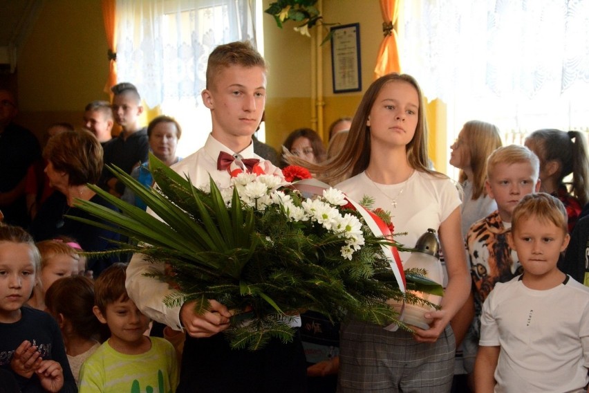 Rodzina zmarłego w Smoleńsku generała ufundowała stypendium uczennicy ze szkoły w Mójczy (ZDJĘCIA)