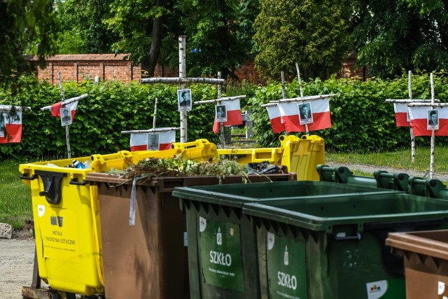 Uroczysty pochówek żołnierzy wyklętych na cmentarzu przy ulicy Kcyńskiej w Bydgoszczy odbył się we wrześniu 2021 roku. W pobliżu kwatery stoją śmietniki.