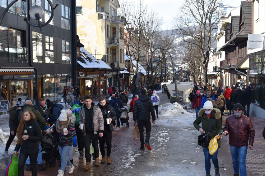 Zakopane znów oblężone. Korki, kolejki i imprezy. Nowe miejsce nocnych zabaw